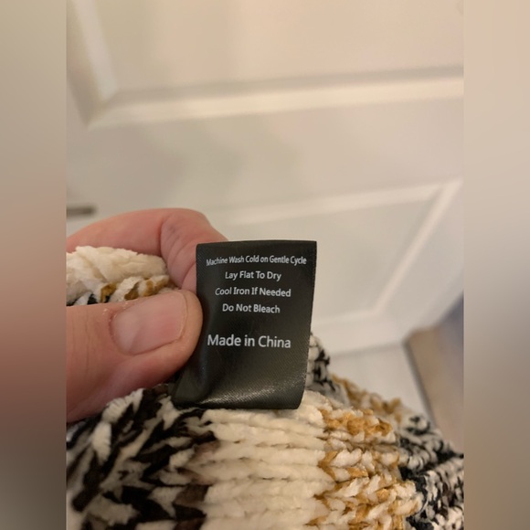 POL Abstract Stripe V-Neck Pullover Sweater NWOT 🌴 - Picture 11 of 11